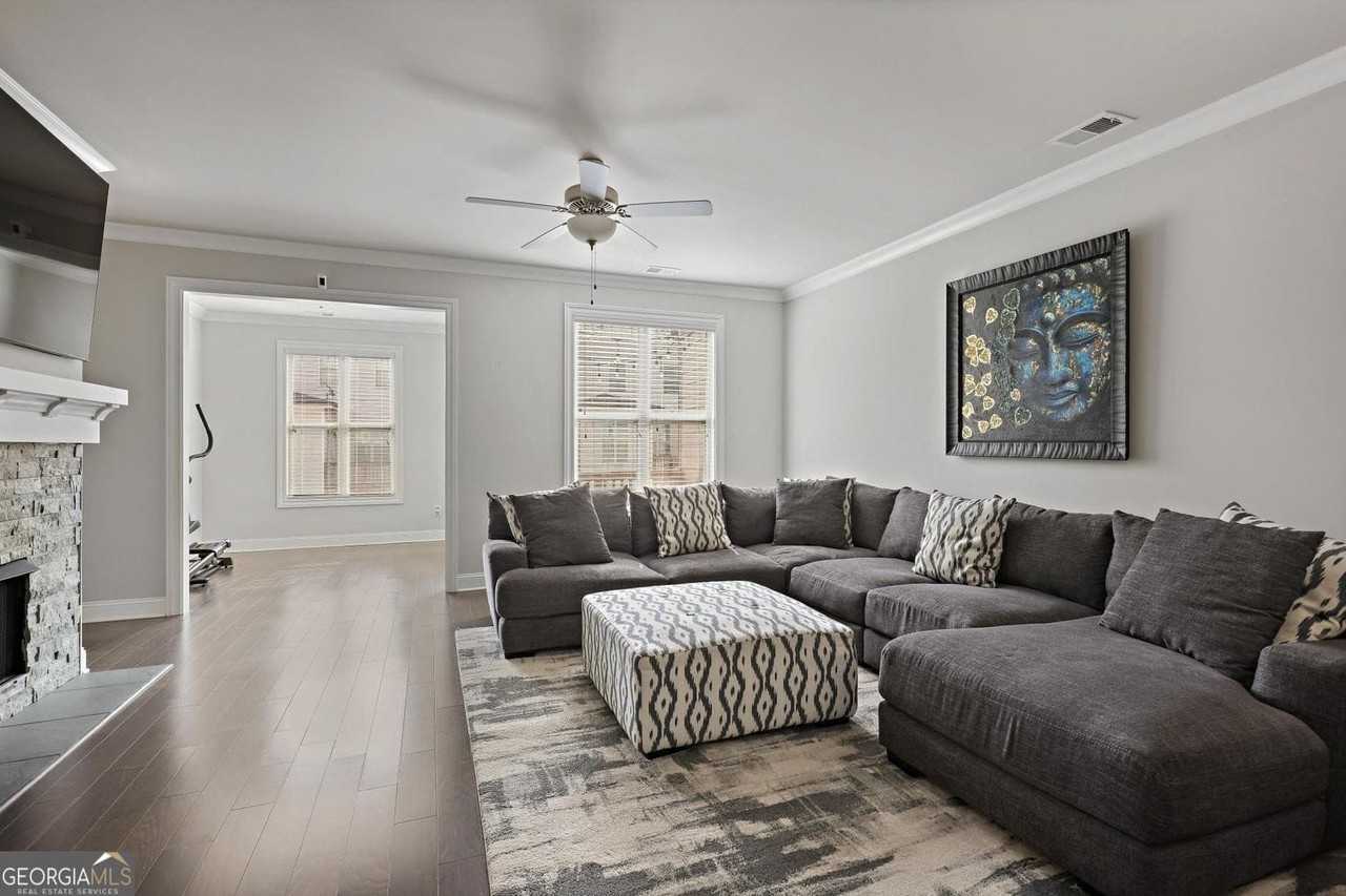 1097 Township Square - Photo 5 of 36