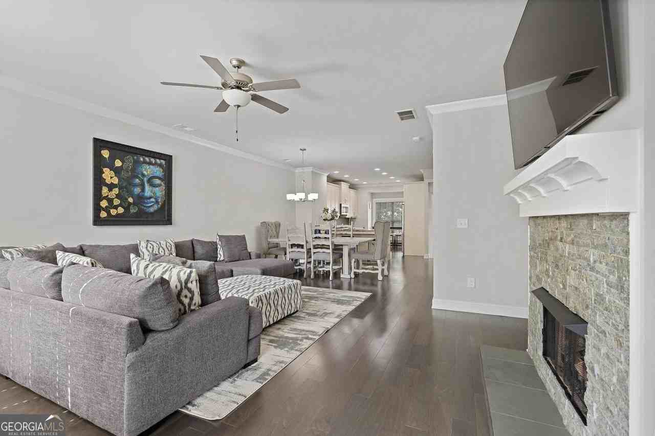 1097 Township Square - Photo 6 of 36