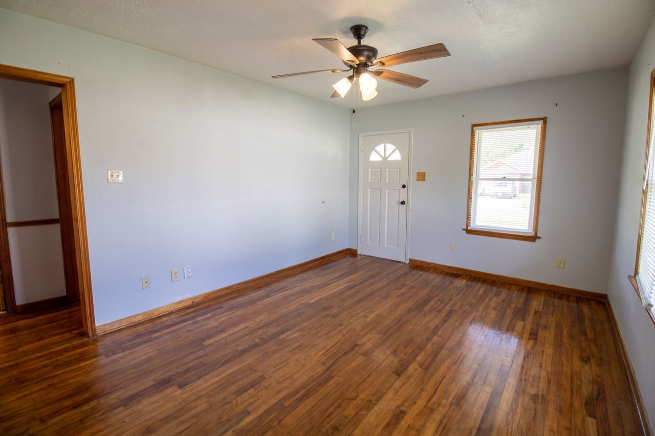 910 Falls St - Photo 3 of 8