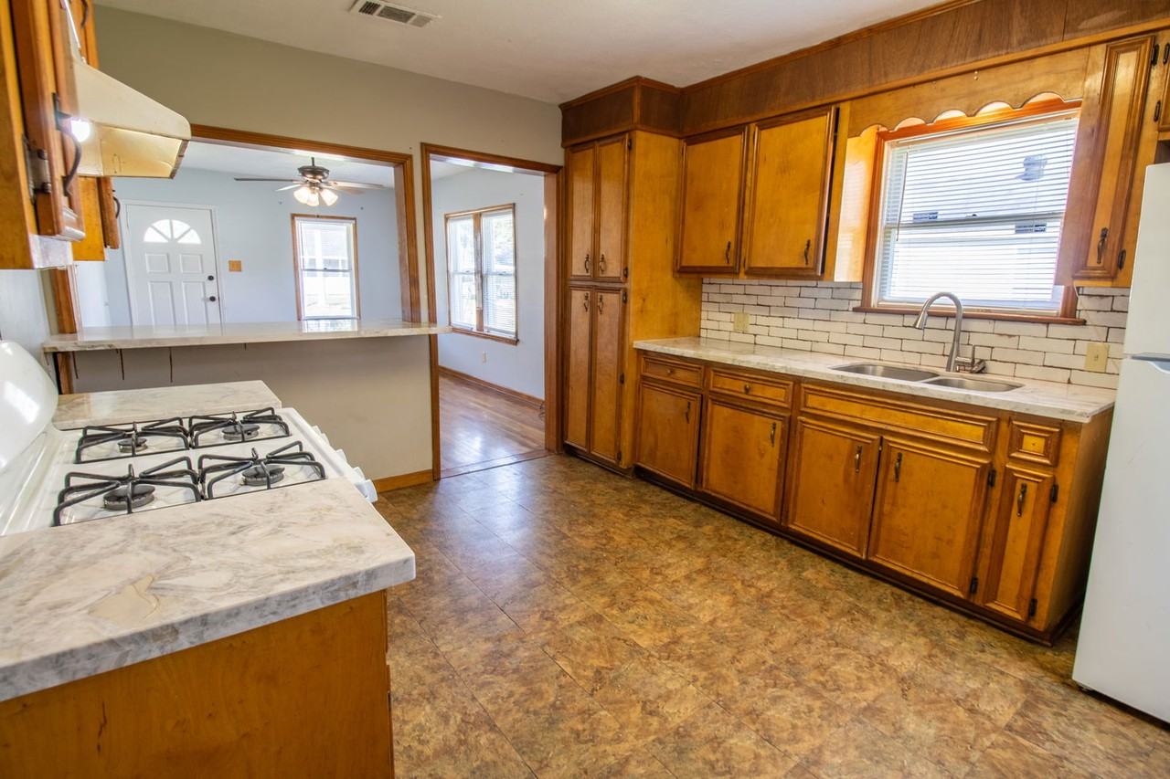 910 Falls St - Photo 5 of 8