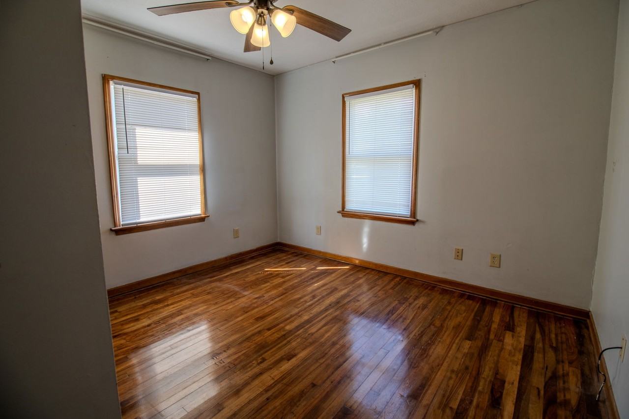 910 Falls St - Photo 7 of 8