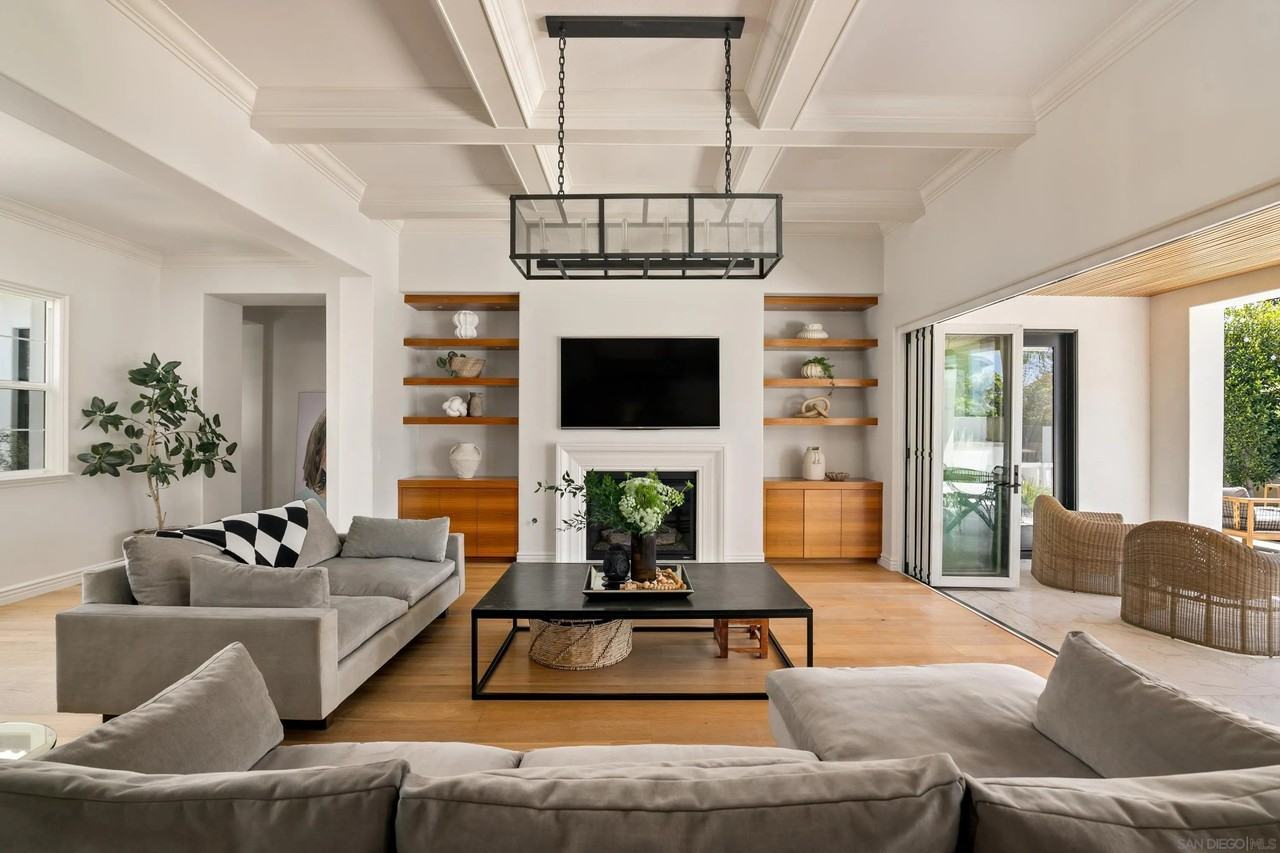 809 Sandy Ct - Photo 2 of 34