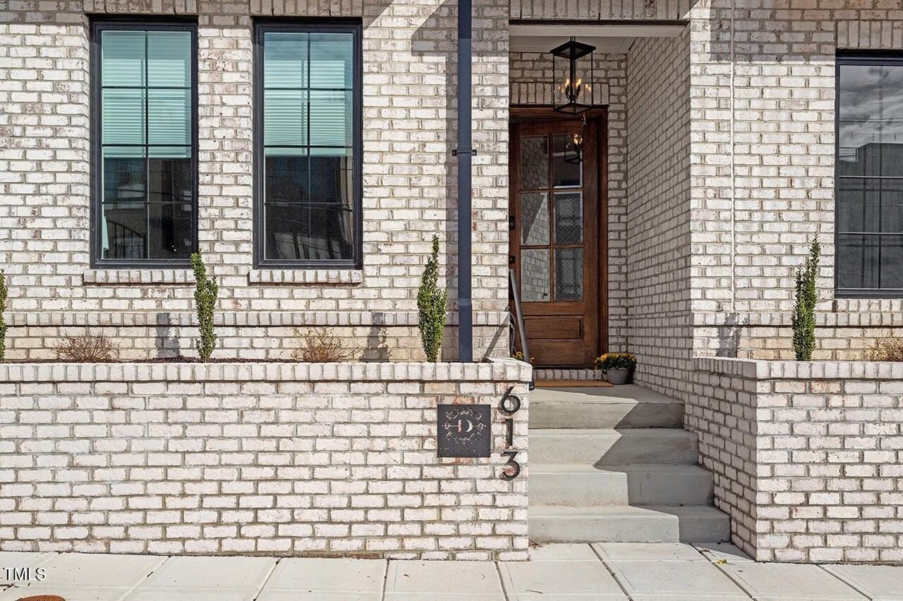 613 S West St - Photo 3 of 36