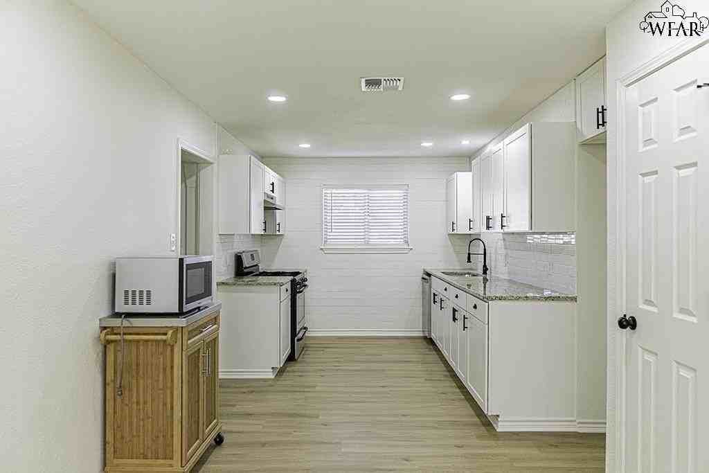 1020 W Highway St - Photo 6 of 26