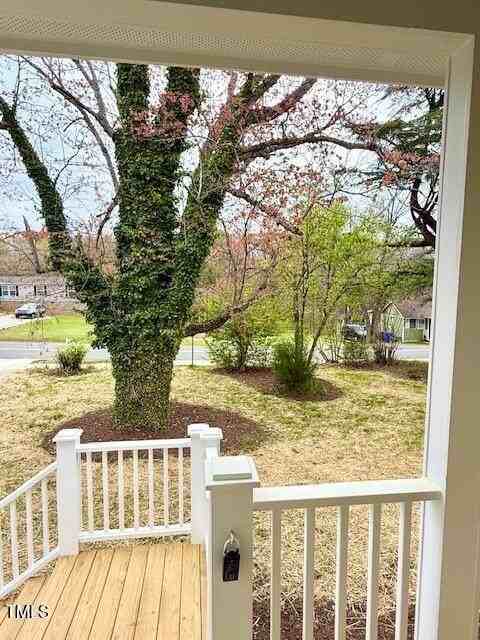 563 N Nash St - Photo 4 of 22