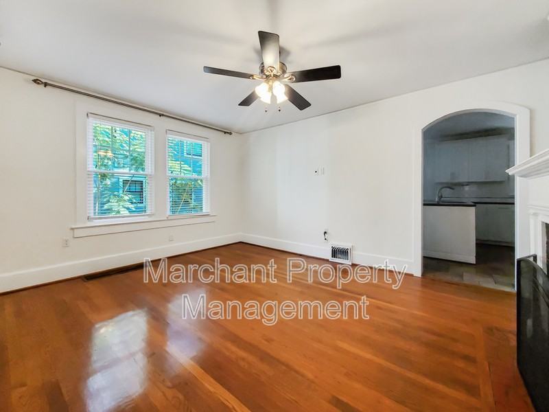 111 W Hillcrest Dr - Photo 5 of 22