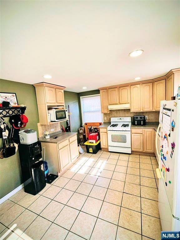 72 Front St - Photo 4 of 14