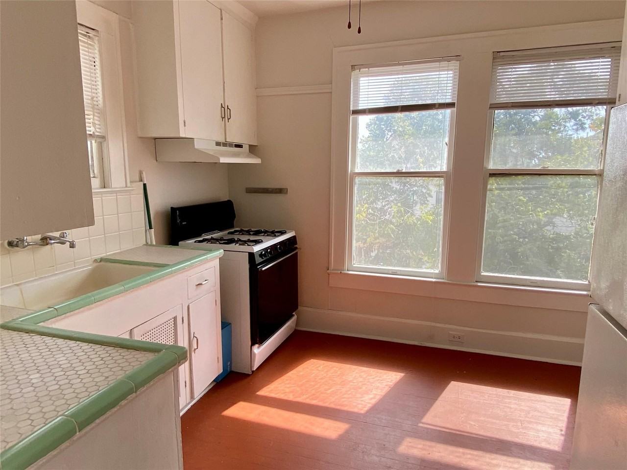 1513 Enfield Rd - Photo 3 of 10