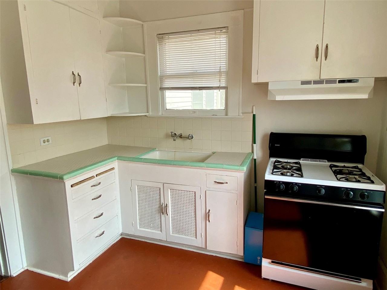 1513 Enfield Rd - Photo 4 of 10