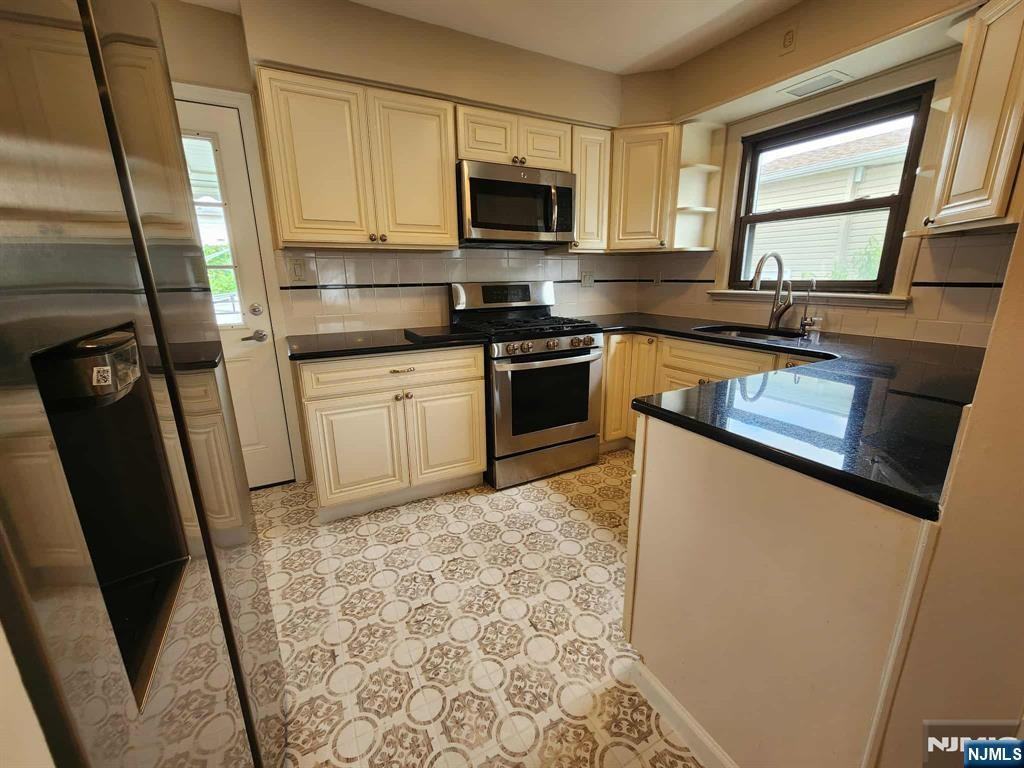 138 Eagle St - Photo 2 of 16