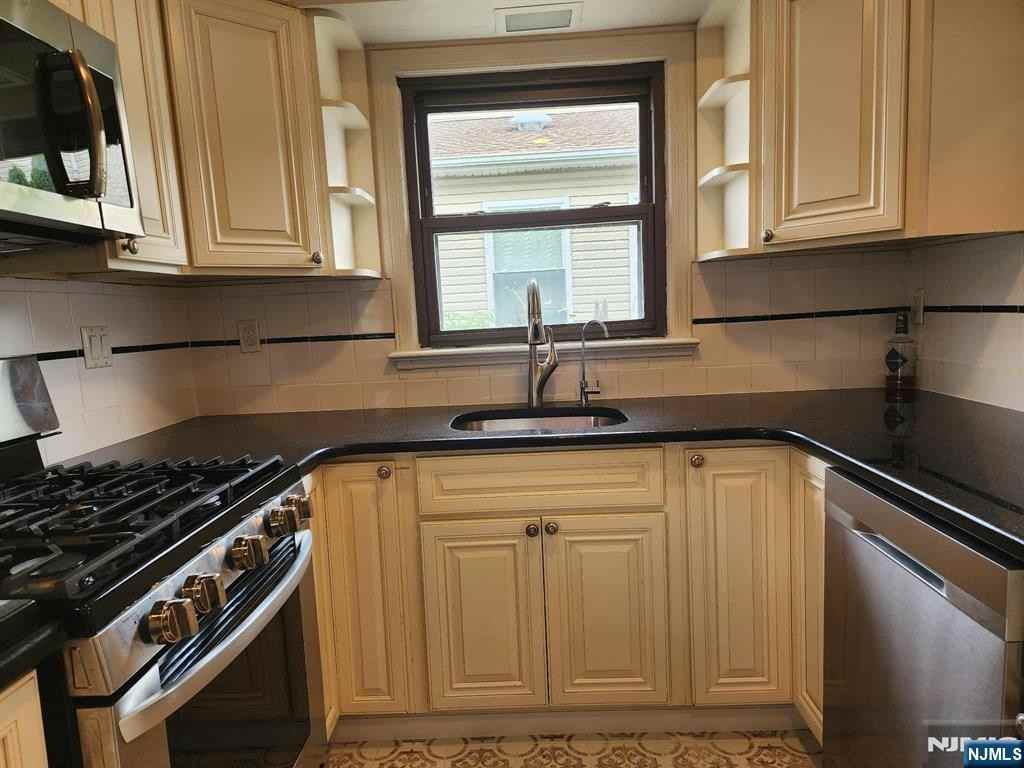 138 Eagle St - Photo 4 of 16