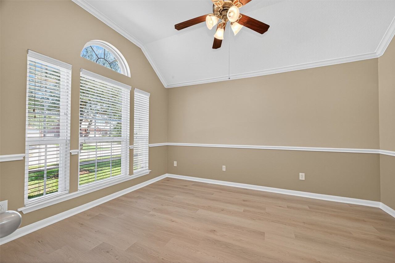 21511 Venture Park Dr - Photo 5 of 27