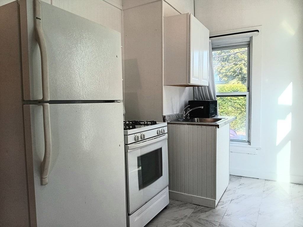 63 Arlington St - Photo 5 of 9