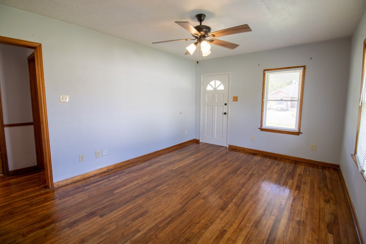 910 Falls St - Photo 4 of 18