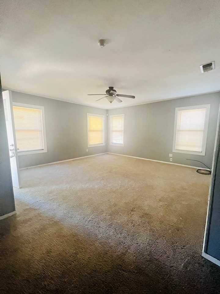 2001 San Antonio St - Photo 2 of 14