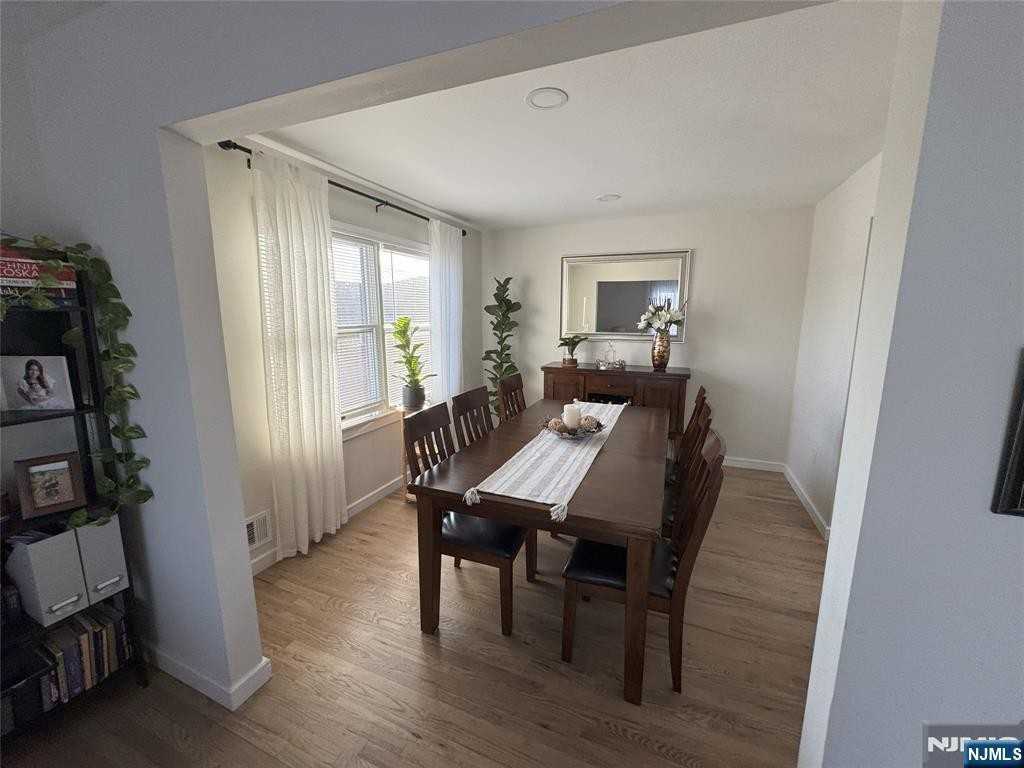 261 Schuyler Ave - Photo 2 of 10