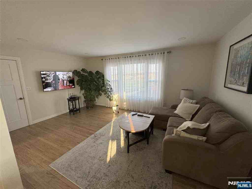 261 Schuyler Ave - Photo 4 of 10