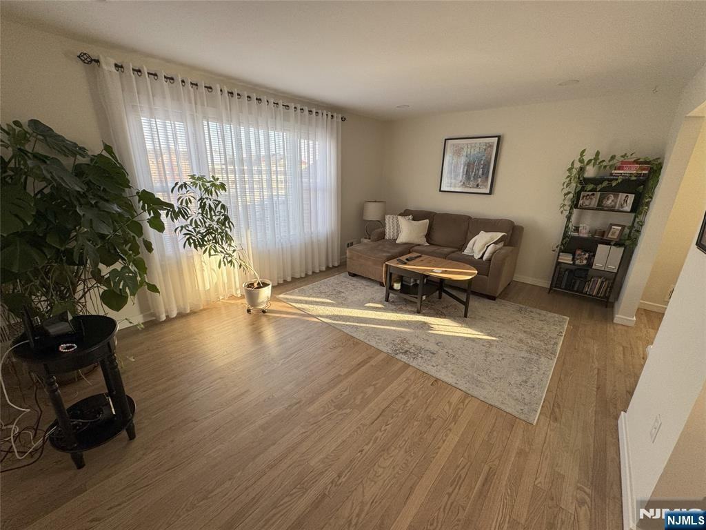 261 Schuyler Ave - Photo 5 of 10