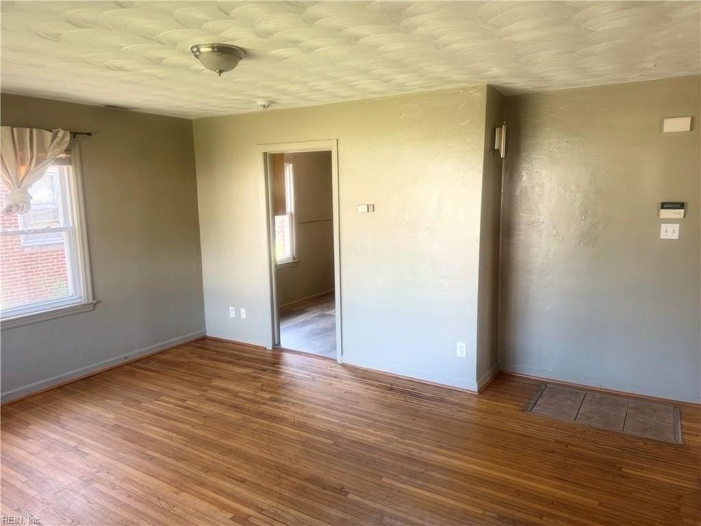 635 Newport News Ave - Photo 3 of 17