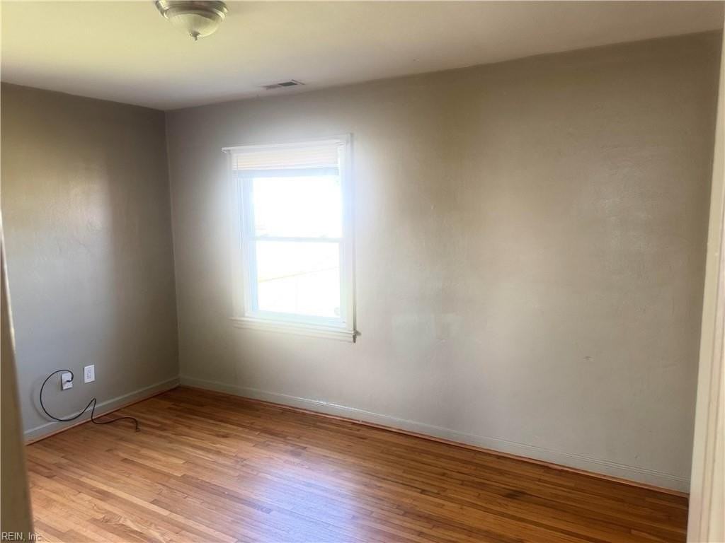 635 Newport News Ave - Photo 6 of 17