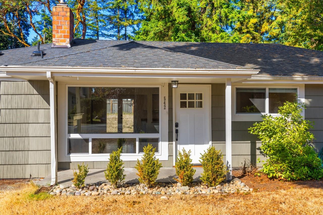 542 Ne 120th St - Photo 2 of 29