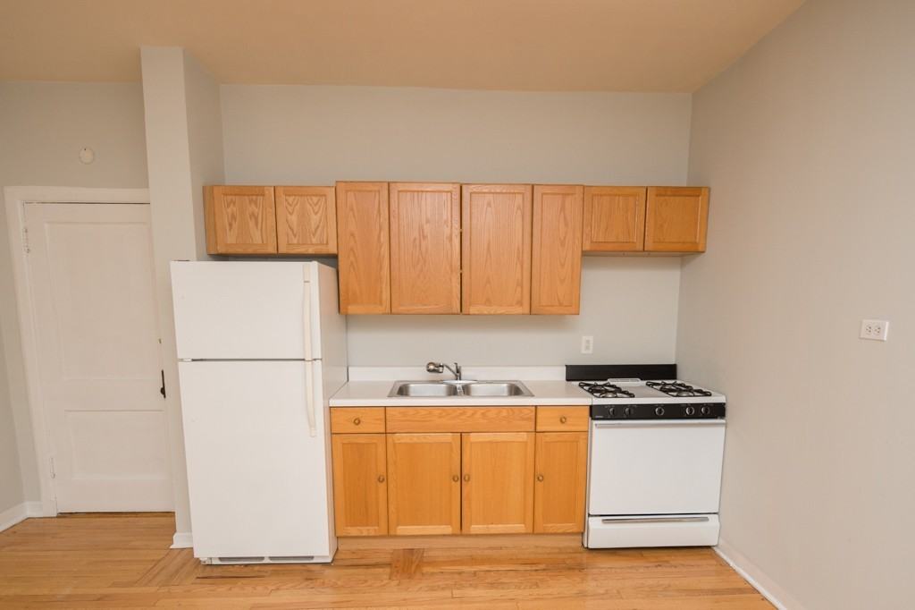 1050 W George St #112 - Photo 2 of 16