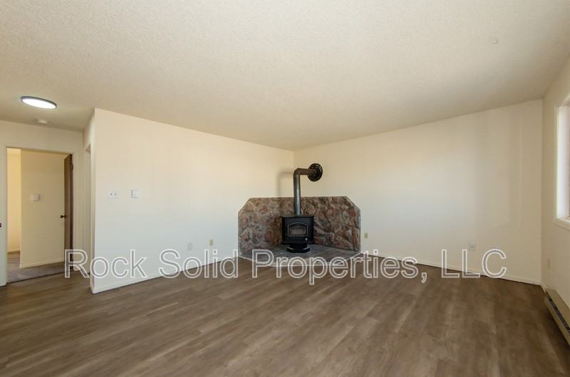 1833 Edgewater Ave - Photo 3 of 19