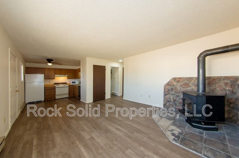 1833 Edgewater Ave - Photo 4 of 19