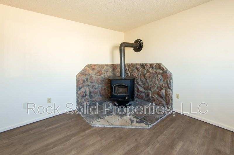 1833 Edgewater Ave - Photo 5 of 19