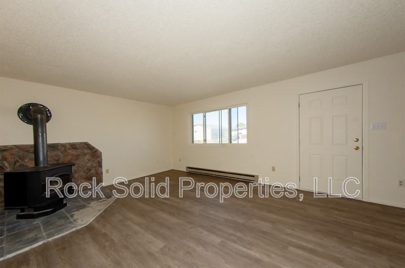 1833 Edgewater Ave - Photo 6 of 19