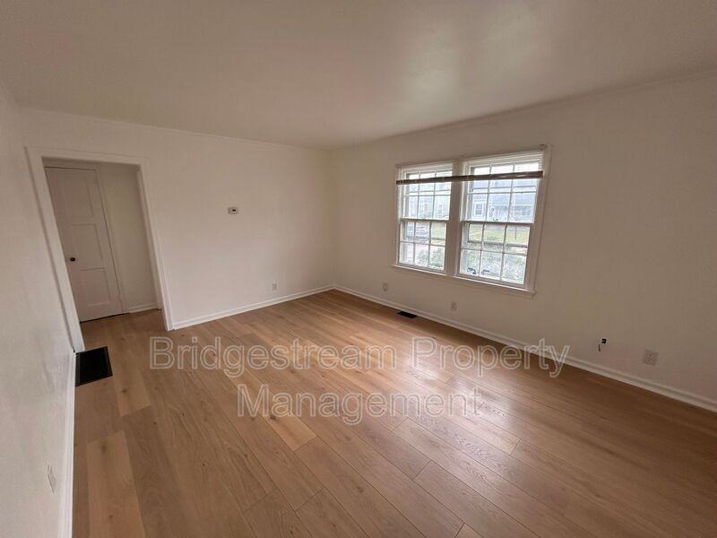 2152 Meriline Ave - Photo 3 of 10