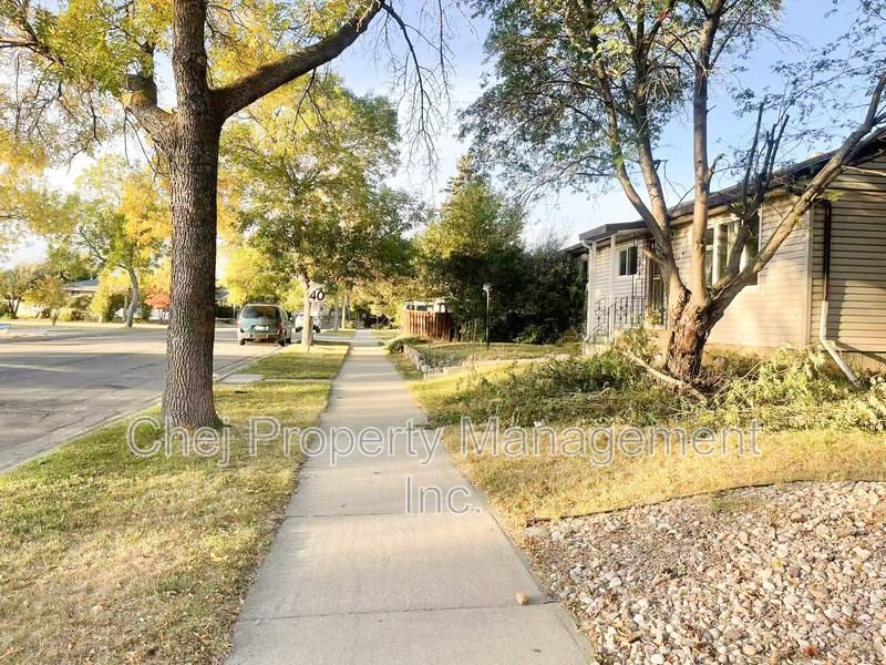 10731 163 St Nw - Photo 3 of 24