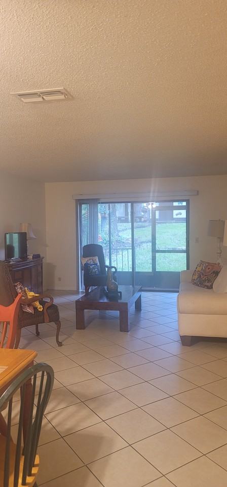 1549 Ne 2nd St #B - Photo 3 of 14