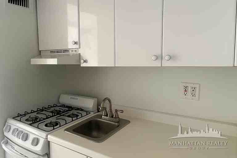 E 39th St #207 - Photo 2 of 5