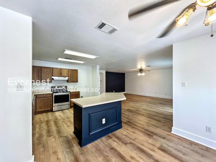 1401 Balsam Way - Photo 3 of 26