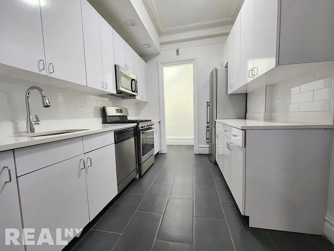 W 58th St #5C - Photo 2 of 5
