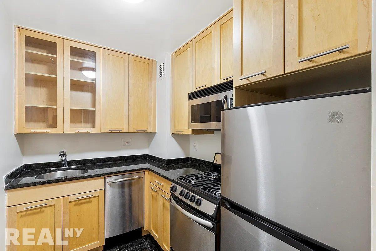 E 36th St #1H - Photo 2 of 6