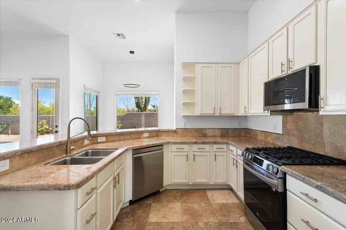 11318 E White Feather Ln - Photo 6 of 26