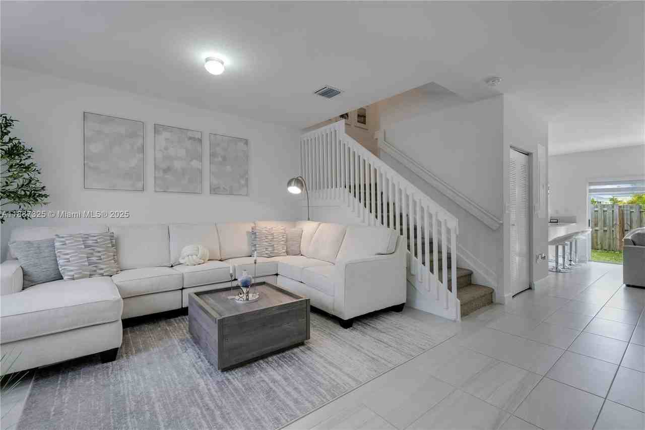 413 Nw 12th Pl - Photo 2 of 10