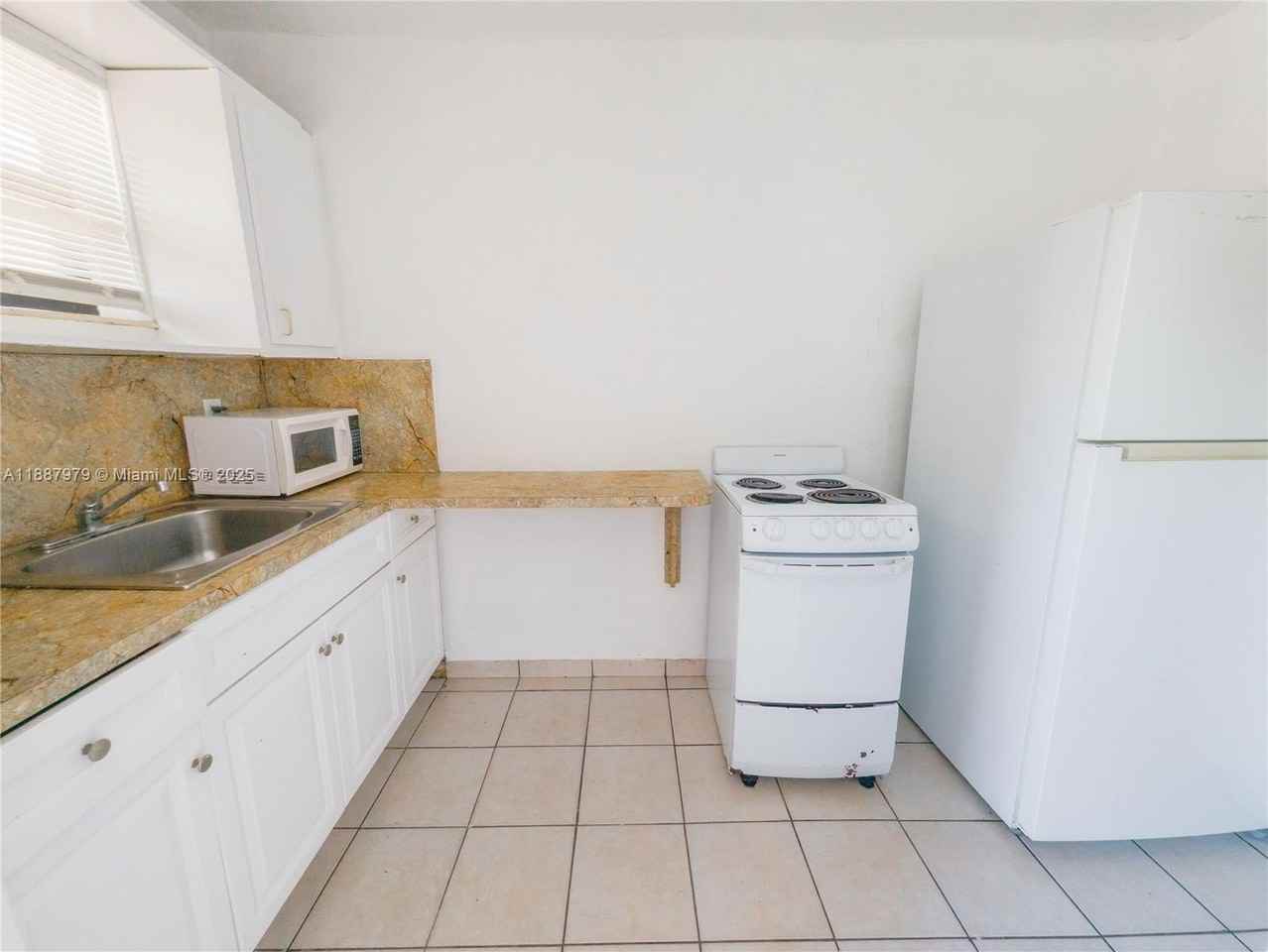 1736 Nw 19th St #5 - Photo 3 of 9