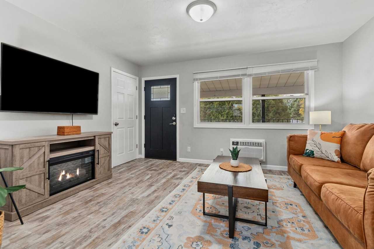 2713 N Locust St #1296545P - Photo 6 of 29