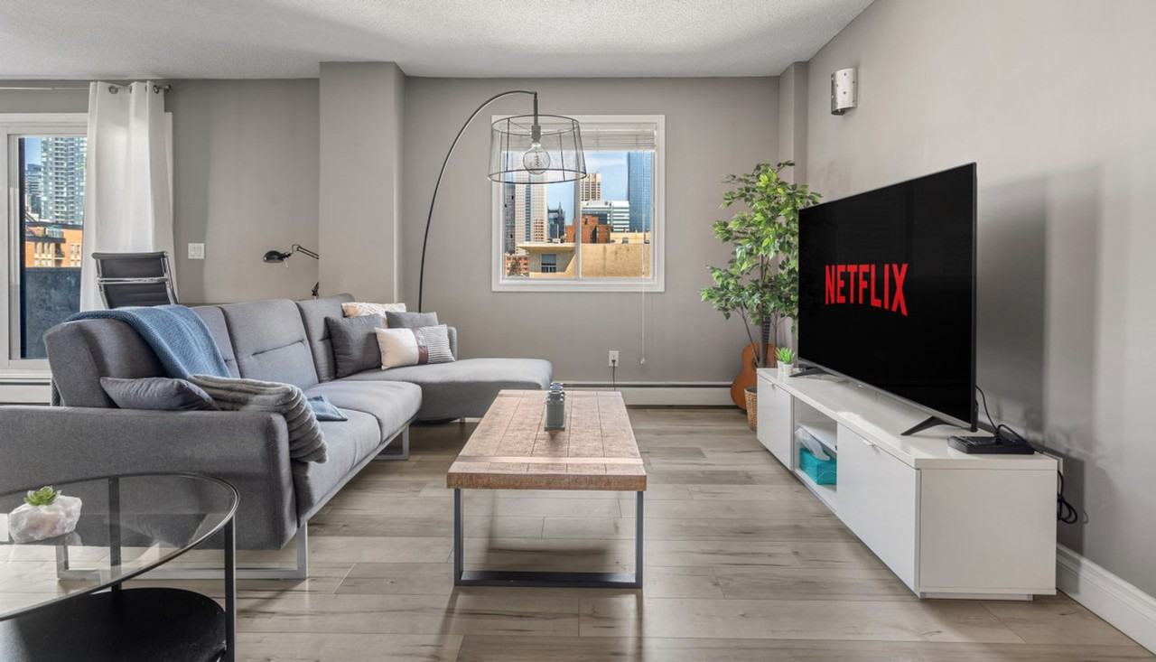 235 15 Ave Sw #1314495P - Photo 2 of 18