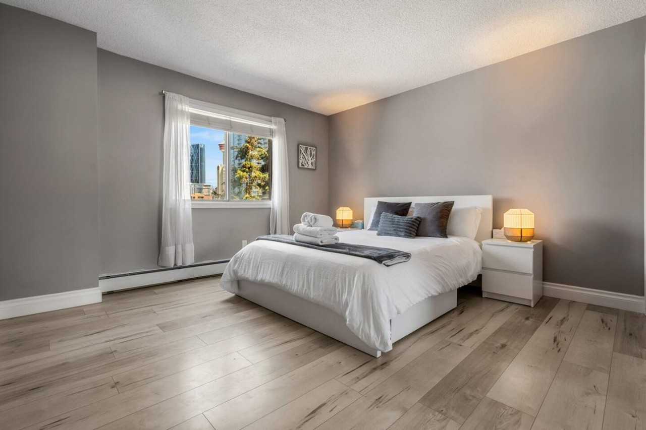 235 15 Ave Sw #1314495P - Photo 3 of 18