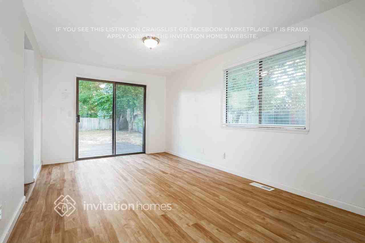 2134 Hemlock St Se - Photo 4 of 17