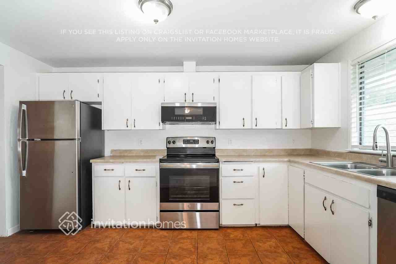 2134 Hemlock St Se - Photo 5 of 17