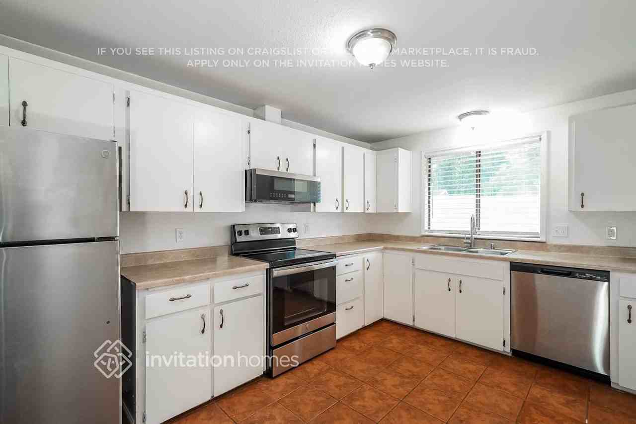 2134 Hemlock St Se - Photo 6 of 17