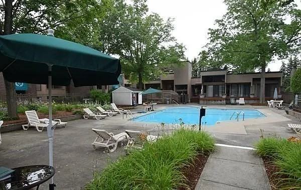 14 Shrewsbury Green Dr #D - Photo 4 of 15