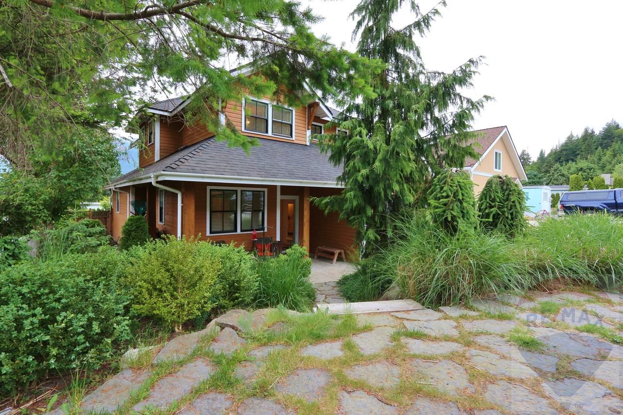 828 Britannia Way - Photo 2 of 25