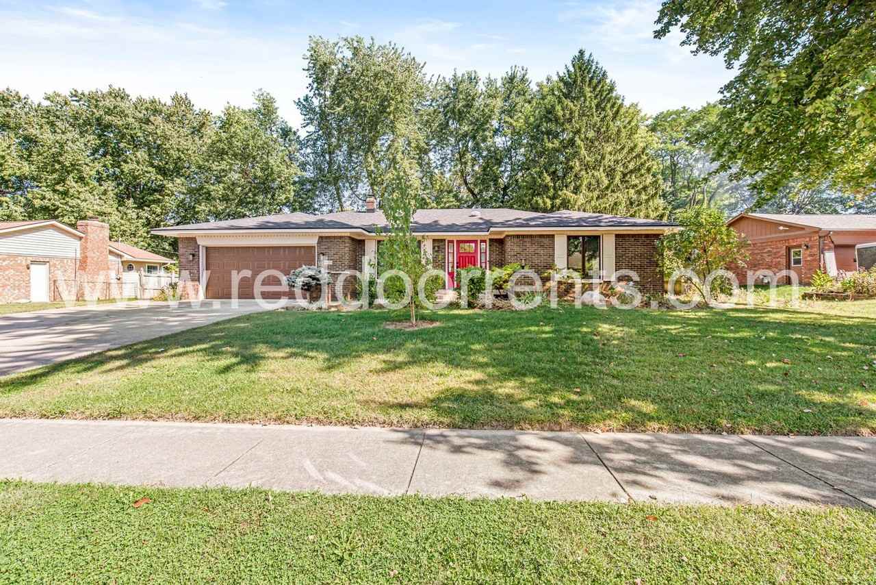 8635 Bishops Ln - Photo 2 of 36