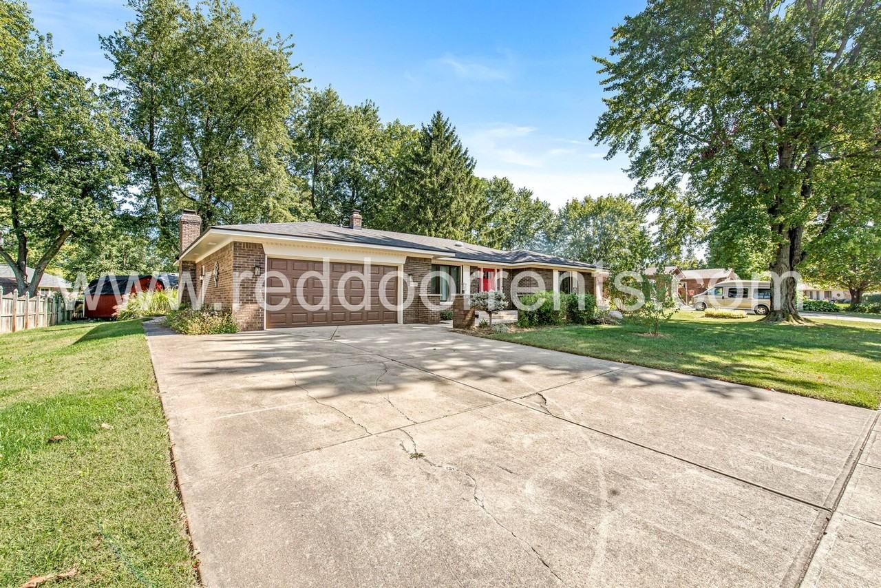 8635 Bishops Ln - Photo 3 of 36